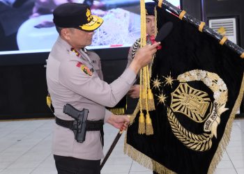 Polda Kalbar Gelar Tradisi Pencucian Pataka, Simbol Penyucian Semangat Pengabdian Jelang HUT Bhayangkara ke-79