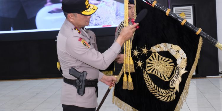 Polda Kalbar Gelar Tradisi Pencucian Pataka, Simbol Penyucian Semangat Pengabdian Jelang HUT Bhayangkara ke-79