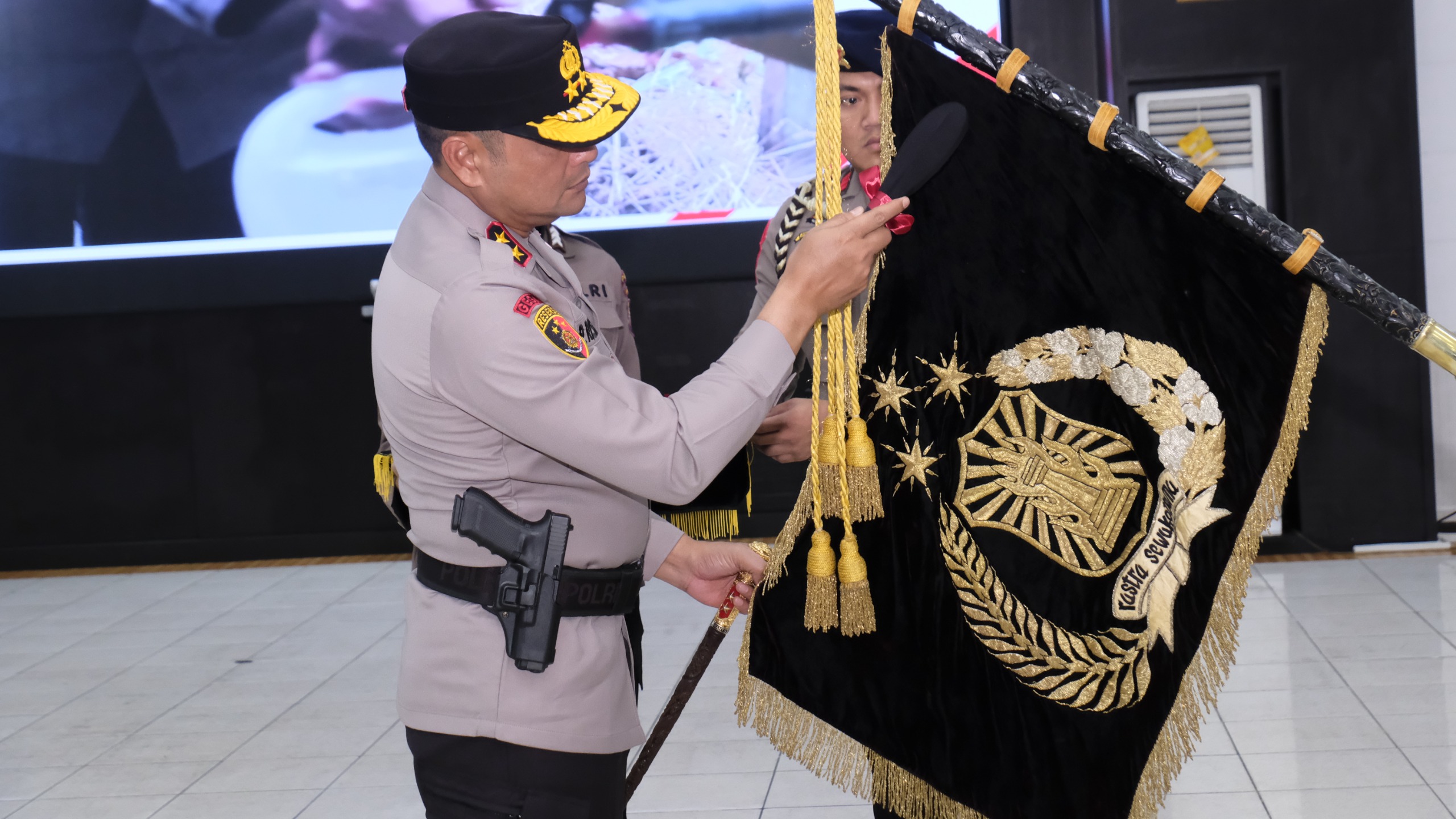 Polda Kalbar Gelar Tradisi Pencucian Pataka, Simbol Penyucian Semangat Pengabdian Jelang HUT Bhayangkara ke-79