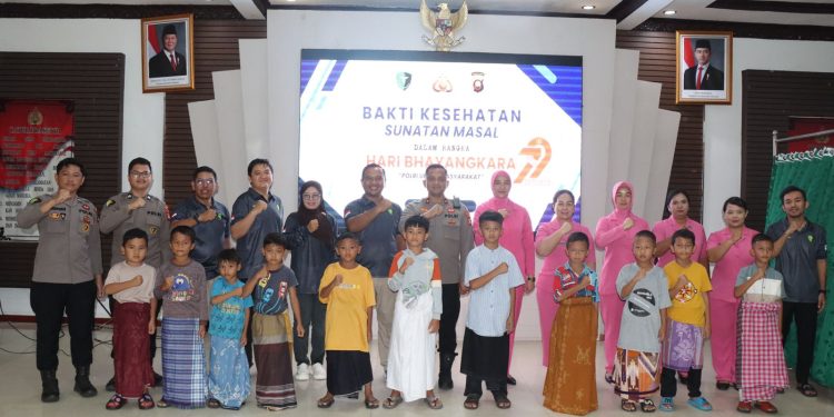 Polres Melawi Lakukan Kegiatan Bakti Kesehatan “Sunatan Massal” Dalam Rangka Hari Bhayangkara Ke 79 Polres Melawi