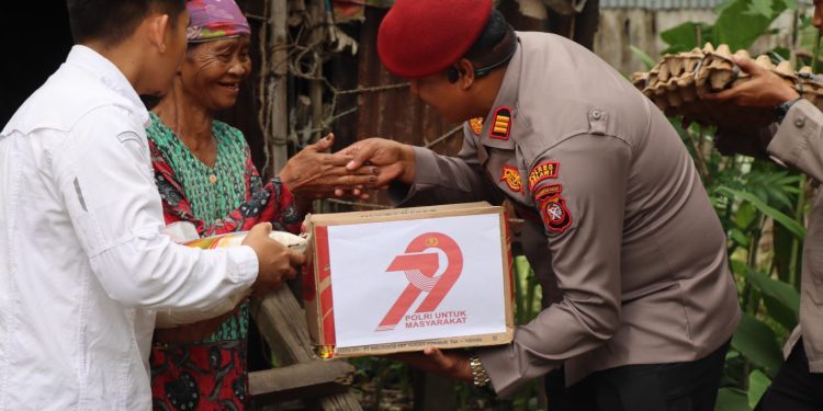 Kasat Reskrim Polres Melawi Salurkan Bansos, Ini Kata Bu Mardiah