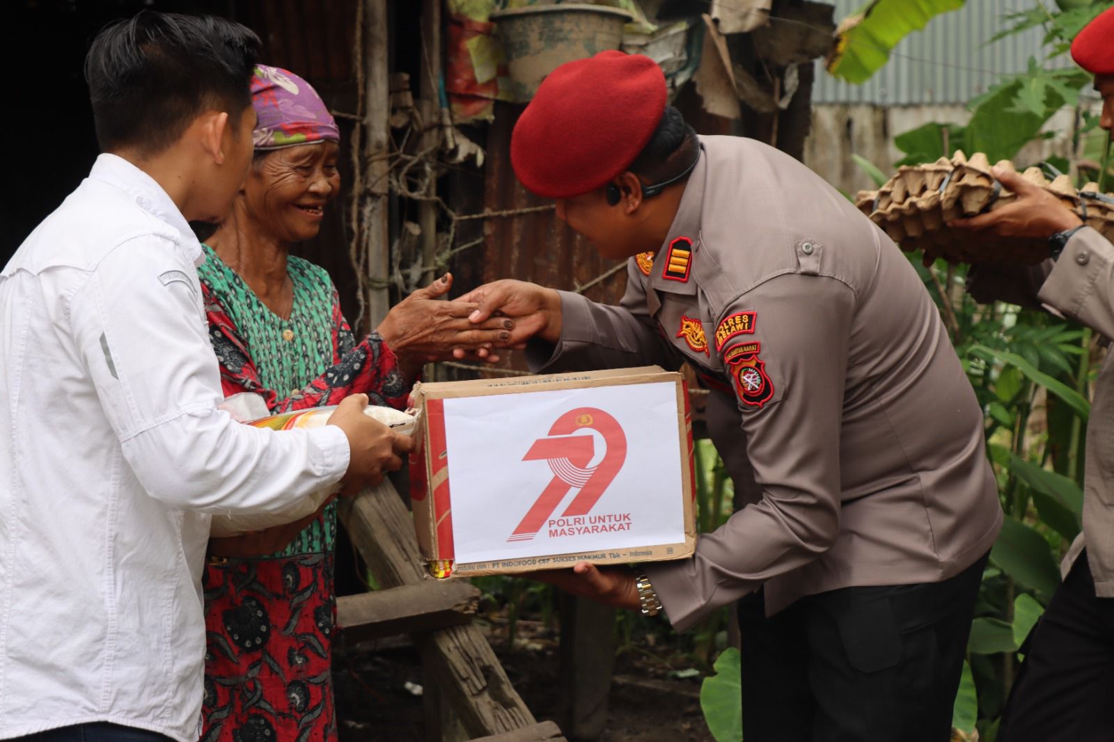 Kasat Reskrim Polres Melawi Salurkan Bansos, Ini Kata Bu Mardiah