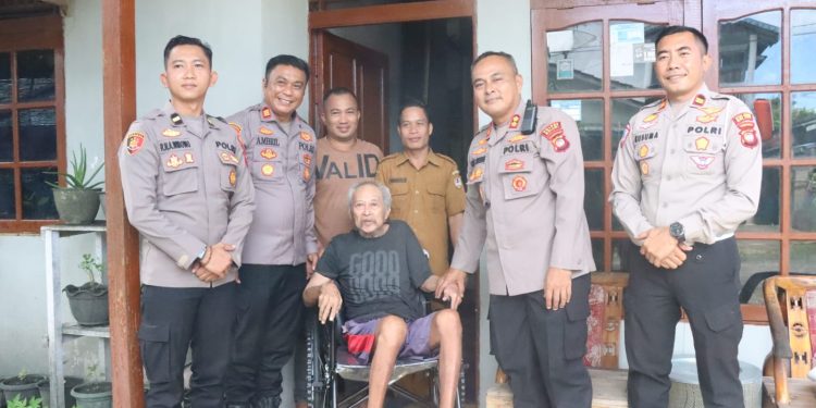 Kapolres Melawi Serahkan Bantuan Kursi Roda