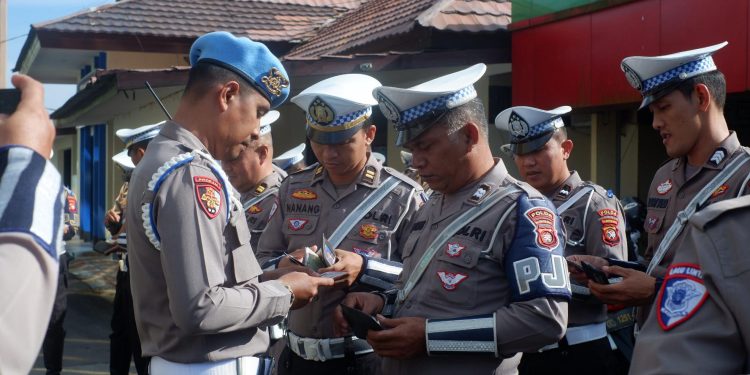 Operasi Patuh Kapuas 2025, Polda Kalbar Mulai dari Internal: Personel Diperiksa di Apel Pagi