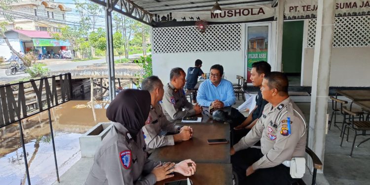 Ops Patuh Kapuas 2025: Personel Polda Kalbar Edukasi Keselamatan Lalu Lintas ke Komunitas Motor di Pontianak