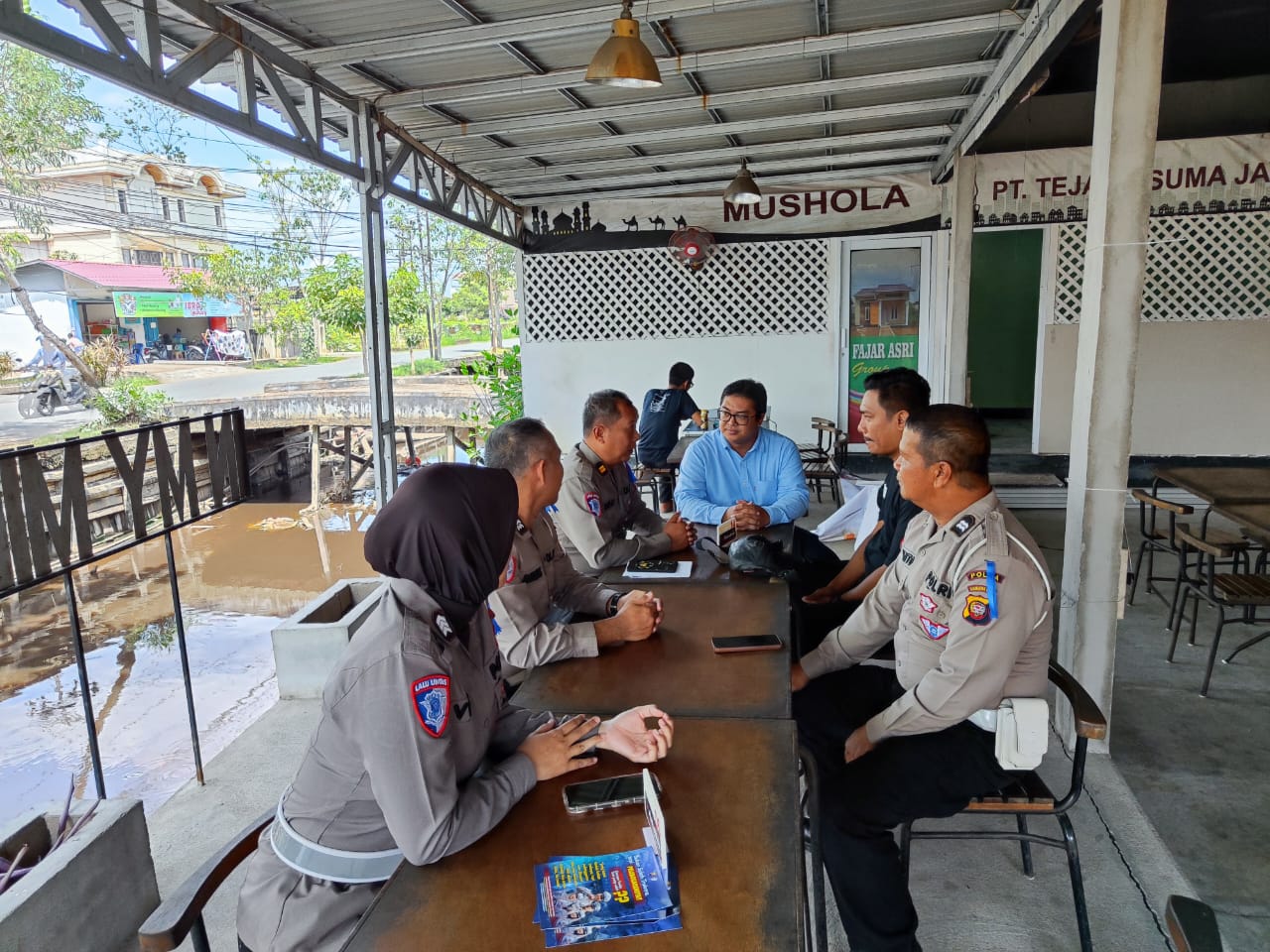 Ops Patuh Kapuas 2025: Personel Polda Kalbar Edukasi Keselamatan Lalu Lintas ke Komunitas Motor di Pontianak