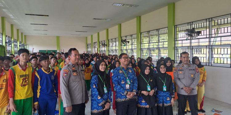 Polsek Pontianak Barat Sosialisasikan Bahaya Bullying, Tawuran, Narkoba dan Judi Online kepada Siswa Baru SMA Negeri 11 Pontianak