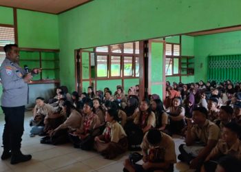 Aipda Syamsul Bahri Edukasi Tata Tertib Lalu Lintas ke Siswa SMAN 1 Nanga Taman