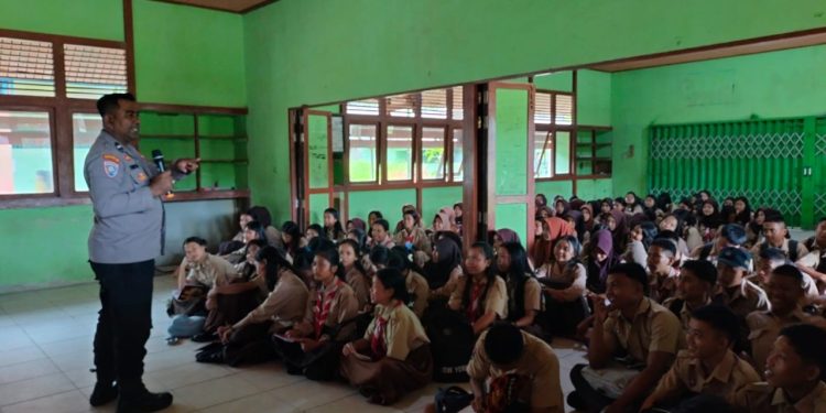 Aipda Syamsul Bahri Edukasi Tata Tertib Lalu Lintas ke Siswa SMAN 1 Nanga Taman