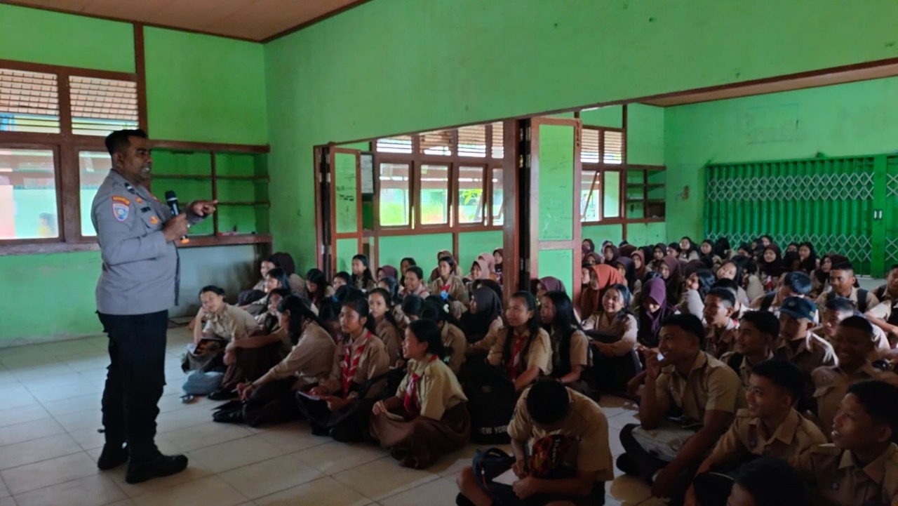 Aipda Syamsul Bahri Edukasi Tata Tertib Lalu Lintas ke Siswa SMAN 1 Nanga Taman
