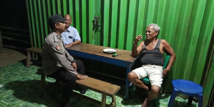 Cegah Kejahatan, Patroli Malam Polsek Air Besar Sambangi Warga dan Pemilik Toko, Begini Respons Mereka