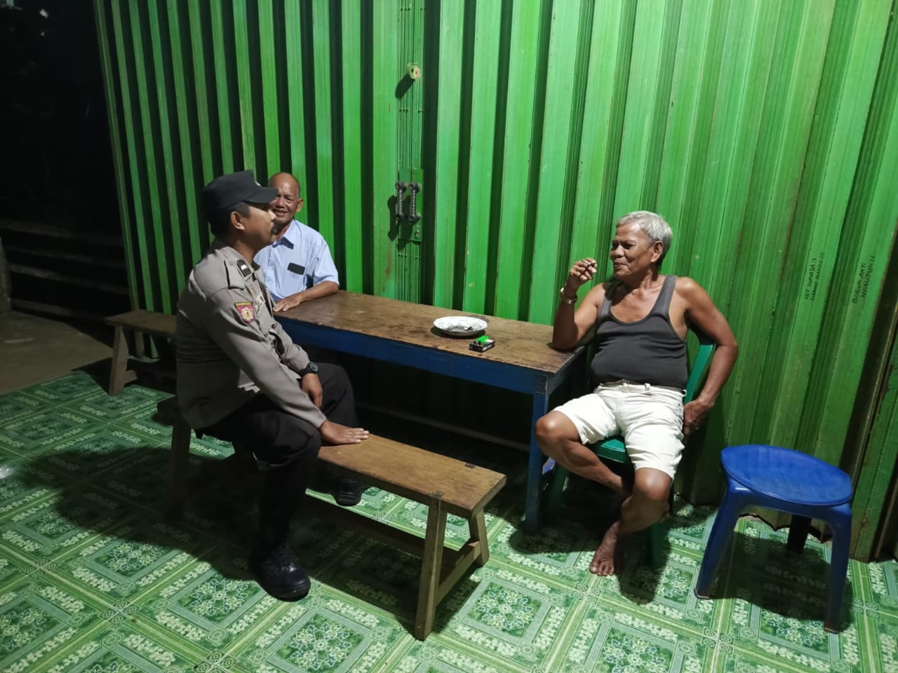 Cegah Kejahatan, Patroli Malam Polsek Air Besar Sambangi Warga dan Pemilik Toko, Begini Respons Mereka