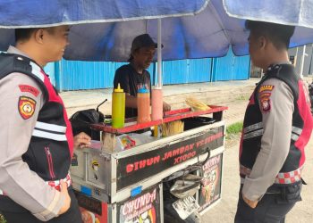 Akhir Pekan, Patroli Presisi Polres Sekadau Sapa Pedagang Kaki Lima