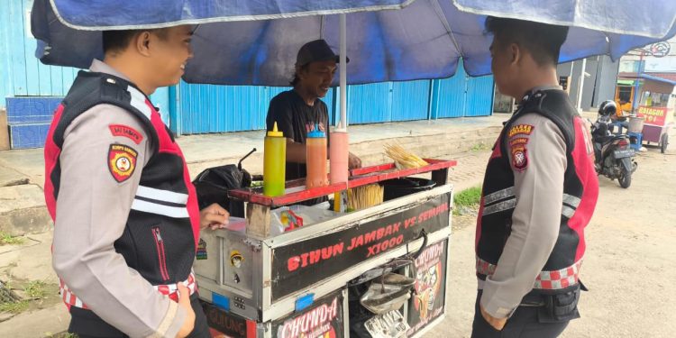 Akhir Pekan, Patroli Presisi Polres Sekadau Sapa Pedagang Kaki Lima