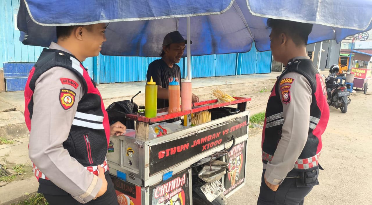 Akhir Pekan, Patroli Presisi Polres Sekadau Sapa Pedagang Kaki Lima