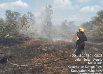 Satbrimob Polda Kalbar kembali bergerak cepat melakukan pemadaman api dilahan kosong yang ada di Kabupaten Kubu Raya. Senin (21/07/25).