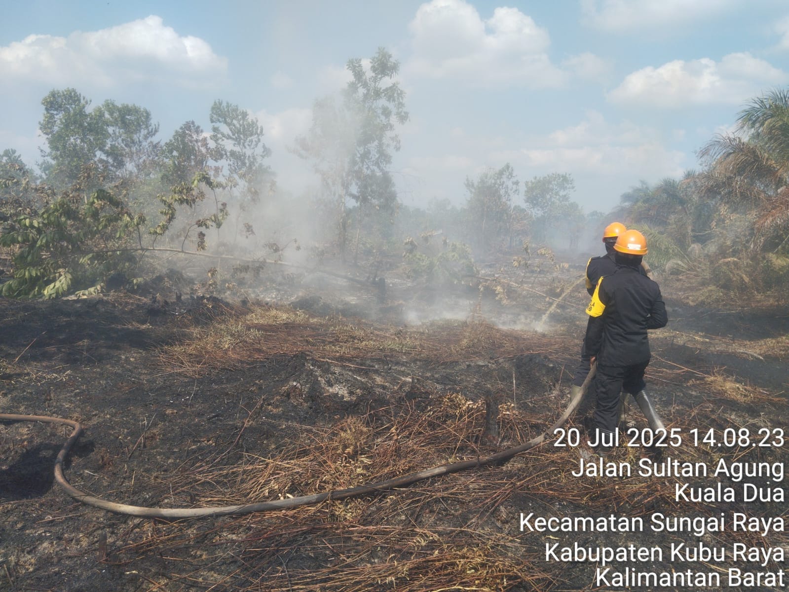 Satbrimob Polda Kalbar kembali bergerak cepat melakukan pemadaman api dilahan kosong yang ada di Kabupaten Kubu Raya. Senin (21/07/25).
