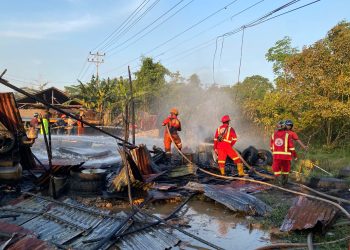 Korsleting Listrik Diduga Picu Kebakaran Kios Semi Permanen di Kubu Raya, Satu Truk Tangki Hampir Ludes