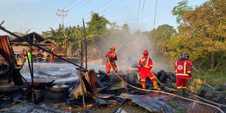 Korsleting Listrik Diduga Picu Kebakaran Kios Semi Permanen di Kubu Raya, Satu Truk Tangki Hampir Ludes