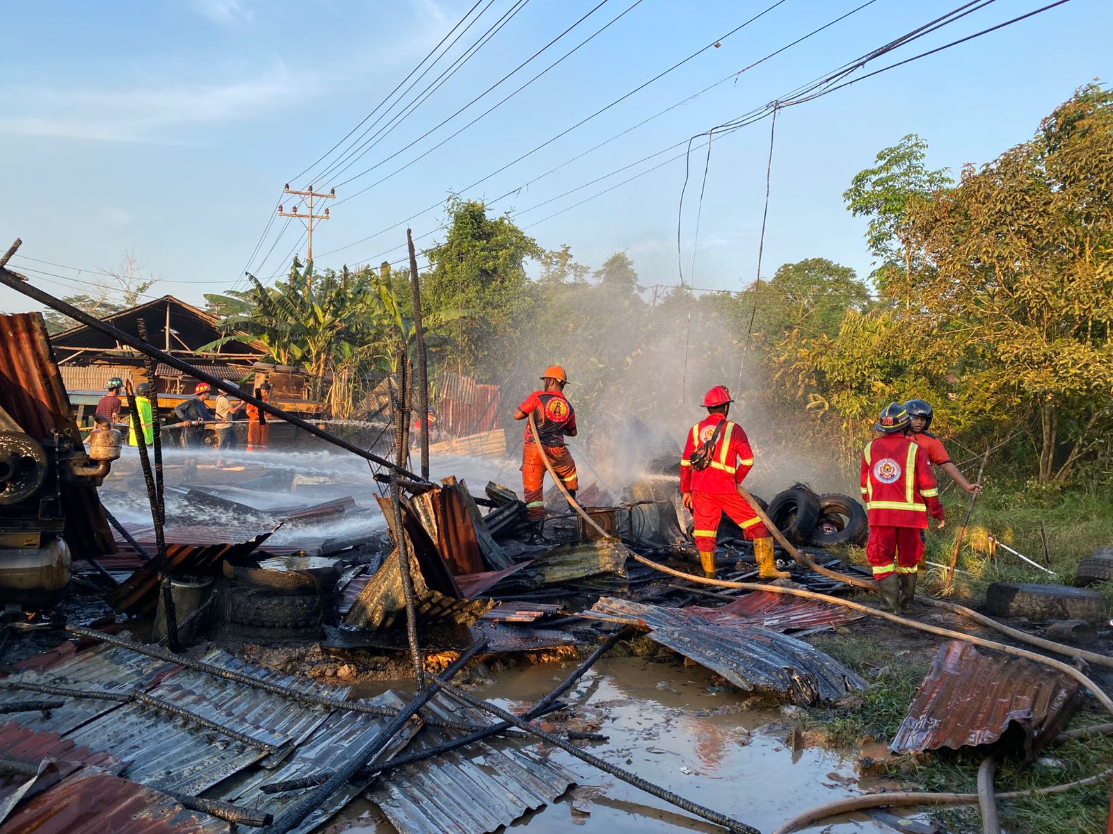 Korsleting Listrik Diduga Picu Kebakaran Kios Semi Permanen di Kubu Raya, Satu Truk Tangki Hampir Ludes