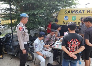 Ops Patuh Polres Sintang Bagikan Brosur Keselamatan dan Gelar Razia di Jalan MT. Haryono