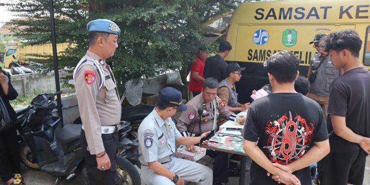 Ops Patuh Polres Sintang Bagikan Brosur Keselamatan dan Gelar Razia di Jalan MT. Haryono