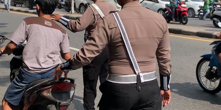 Dekat Rumah Jadi Alasan Tak Pakai Helm? Simpang Legend Jadi Target Ops Patuh Kapuas 2025