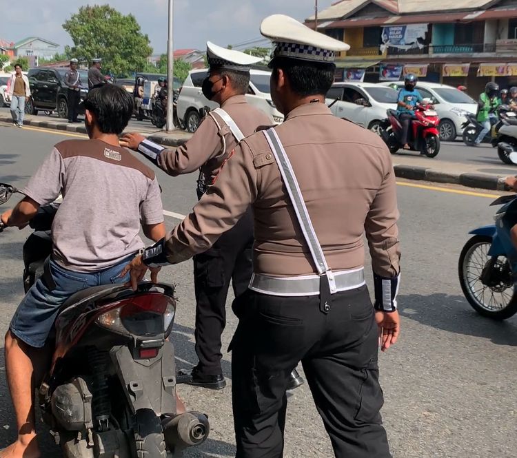 Dekat Rumah Jadi Alasan Tak Pakai Helm? Simpang Legend Jadi Target Ops Patuh Kapuas 2025