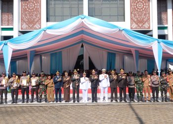 Pontianak, Kalbar,- Sebanyak 923 personel Polri dan PNS Polri di lingkungan Polda Kalimantan Barat resmi menerima kenaikan pangkat pada upacara kenaikan pangkat Polri periode 1 Juli 2025 dan PNS Polri periode 1 Februari dan 1 April 2025. Upacara berlangsung khidmat di Lapangan Jananuraga, Mapolda Kalbar. Selasa (1/7).  Kapolda Kalbar Irjen Pol Popit Rismanto S.I.K., M.H., bertindak langsung sebagai Inspektur Upacara. Turut hadir Irwasda Polda Kalbar, para Pejabat Utama Polda Kalbar, Ketua Bhayangkari Daerah Kalbar beserta pengurus Daerah Bhayangkari, Pengurus Yayasan Kemala Bhayangkari Kalbar. Suasana penuh suka cita juga dirasakan keluarga para peserta upacara yang hadir memberikan dukungan.  Dalam amanatnya, Kapolda Kalbar menegaskan bahwa kenaikan pangkat bukanlah sekadar kegiatan seremonial, melainkan bentuk penghargaan negara atas dedikasi, kinerja, dan loyalitas setiap anggota Polri dan PNS Polri.  “Upacara ini bukan hanya seremonial belaka, tetapi merupakan momen penting dan membanggakan. Ini adalah hasil kerja keras, ketekunan, serta pengorbanan yang tidak lepas dari doa dan dukungan keluarga di rumah,” ujar Kapolda Kalbar.  Dari total 923 personel yang menerima kenaikan pangkat, 331 personel mengikuti upacara di Mapolda Kalbar, sedangkan 592 personel lainnya mengikuti di polres jajaran masing-masing. Pangkat yang dianugerahkan meliputi jenjang Perwira Menengah, Perwira Pertama, Bintara, Tamtama, hingga PNS, yang seluruhnya telah melalui proses penilaian kinerja dan rekam jejak secara terukur sesuai ketentuan yang berlaku.  Kapolda juga mengajak seluruh personel yang naik pangkat untuk terus meningkatkan kompetensi dan kualitas diri , secara profesional dan spiritual, agar mampu menghadapi tantangan tugas yang semakin kompleks, menjaga integritas dan keteladanan, karena pangkat adalah kehormatan yang harus dijaga, bukan sekadar simbol kewenangan, dan mendorong semangat berinovasi, agar rekan-rekan adaptif dan terus berinovasi terhadap perkembangan zaman, termasuk mendukung asta cita, khususnya program ketahanan pangan dan Makan Bergizi Gratis (MBG).  “Di balik keberhasilan Anggota Polri, terdapat peran keluarga yang luar biasa keluarga adalah fondasi utama dalam menjaga semangat dan ketulusan setiap langkah pengabdian anggota polri, Oleh karena itu, kepada para istri, suami, orang tua, dan anak-anak dari para peserta upacara hari ini, saya ucapkan terima kasih dan penghargaan yang setinggi-tingginya, berharap dukungan dari keluarga senantiasa menjadi energi positif yang memotivasi anggota kita dalam menjalankan amanah negara” Tutup kapolda   Kabidhumas Polda Kalbar Kombes Pol Dr. Bayu Suseno, S.H., S.I.K., M.H., menambahkan Momentum kenaikan pangkat ini diharapkan semakin memotivasi anggota Polri dan PNS Polri di Kalimantan Barat untuk terus meningkatkan profesionalisme, semangat pengabdian, dan memberikan pelayanan terbaik kepada masyarakat.  Dengan bertambahnya tanggung jawab seiring kenaikan pangkat, setiap personel dapat menjawab tantangan tugas yang semakin kompleks.