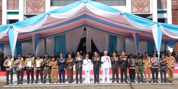 Pontianak, Kalbar,- Sebanyak 923 personel Polri dan PNS Polri di lingkungan Polda Kalimantan Barat resmi menerima kenaikan pangkat pada upacara kenaikan pangkat Polri periode 1 Juli 2025 dan PNS Polri periode 1 Februari dan 1 April 2025. Upacara berlangsung khidmat di Lapangan Jananuraga, Mapolda Kalbar. Selasa (1/7).  Kapolda Kalbar Irjen Pol Popit Rismanto S.I.K., M.H., bertindak langsung sebagai Inspektur Upacara. Turut hadir Irwasda Polda Kalbar, para Pejabat Utama Polda Kalbar, Ketua Bhayangkari Daerah Kalbar beserta pengurus Daerah Bhayangkari, Pengurus Yayasan Kemala Bhayangkari Kalbar. Suasana penuh suka cita juga dirasakan keluarga para peserta upacara yang hadir memberikan dukungan.  Dalam amanatnya, Kapolda Kalbar menegaskan bahwa kenaikan pangkat bukanlah sekadar kegiatan seremonial, melainkan bentuk penghargaan negara atas dedikasi, kinerja, dan loyalitas setiap anggota Polri dan PNS Polri.  “Upacara ini bukan hanya seremonial belaka, tetapi merupakan momen penting dan membanggakan. Ini adalah hasil kerja keras, ketekunan, serta pengorbanan yang tidak lepas dari doa dan dukungan keluarga di rumah,” ujar Kapolda Kalbar.  Dari total 923 personel yang menerima kenaikan pangkat, 331 personel mengikuti upacara di Mapolda Kalbar, sedangkan 592 personel lainnya mengikuti di polres jajaran masing-masing. Pangkat yang dianugerahkan meliputi jenjang Perwira Menengah, Perwira Pertama, Bintara, Tamtama, hingga PNS, yang seluruhnya telah melalui proses penilaian kinerja dan rekam jejak secara terukur sesuai ketentuan yang berlaku.  Kapolda juga mengajak seluruh personel yang naik pangkat untuk terus meningkatkan kompetensi dan kualitas diri , secara profesional dan spiritual, agar mampu menghadapi tantangan tugas yang semakin kompleks, menjaga integritas dan keteladanan, karena pangkat adalah kehormatan yang harus dijaga, bukan sekadar simbol kewenangan, dan mendorong semangat berinovasi, agar rekan-rekan adaptif dan terus berinovasi terhadap perkembangan zaman, termasuk mendukung asta cita, khususnya program ketahanan pangan dan Makan Bergizi Gratis (MBG).  “Di balik keberhasilan Anggota Polri, terdapat peran keluarga yang luar biasa keluarga adalah fondasi utama dalam menjaga semangat dan ketulusan setiap langkah pengabdian anggota polri, Oleh karena itu, kepada para istri, suami, orang tua, dan anak-anak dari para peserta upacara hari ini, saya ucapkan terima kasih dan penghargaan yang setinggi-tingginya, berharap dukungan dari keluarga senantiasa menjadi energi positif yang memotivasi anggota kita dalam menjalankan amanah negara” Tutup kapolda   Kabidhumas Polda Kalbar Kombes Pol Dr. Bayu Suseno, S.H., S.I.K., M.H., menambahkan Momentum kenaikan pangkat ini diharapkan semakin memotivasi anggota Polri dan PNS Polri di Kalimantan Barat untuk terus meningkatkan profesionalisme, semangat pengabdian, dan memberikan pelayanan terbaik kepada masyarakat.  Dengan bertambahnya tanggung jawab seiring kenaikan pangkat, setiap personel dapat menjawab tantangan tugas yang semakin kompleks.
