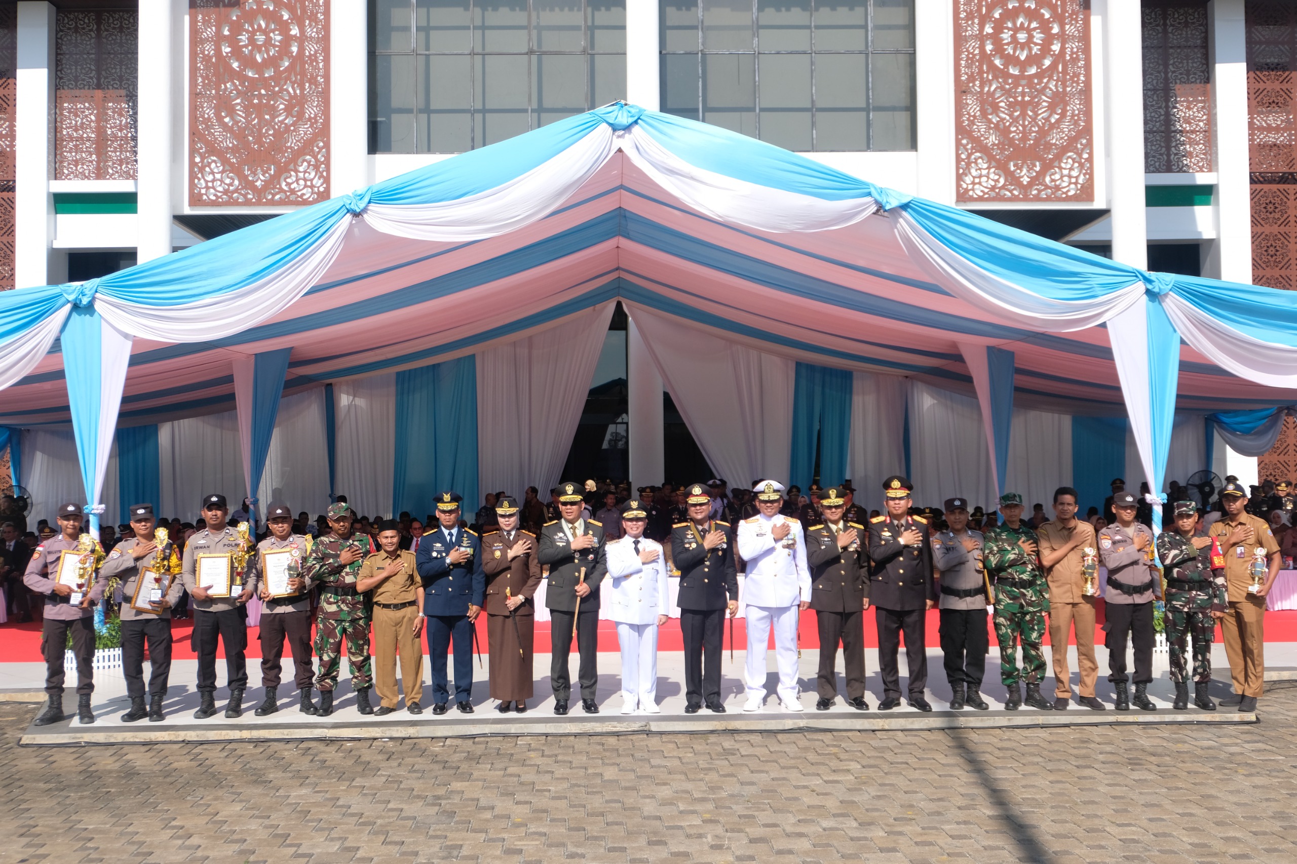 Pontianak, Kalbar,- Sebanyak 923 personel Polri dan PNS Polri di lingkungan Polda Kalimantan Barat resmi menerima kenaikan pangkat pada upacara kenaikan pangkat Polri periode 1 Juli 2025 dan PNS Polri periode 1 Februari dan 1 April 2025. Upacara berlangsung khidmat di Lapangan Jananuraga, Mapolda Kalbar. Selasa (1/7).  Kapolda Kalbar Irjen Pol Popit Rismanto S.I.K., M.H., bertindak langsung sebagai Inspektur Upacara. Turut hadir Irwasda Polda Kalbar, para Pejabat Utama Polda Kalbar, Ketua Bhayangkari Daerah Kalbar beserta pengurus Daerah Bhayangkari, Pengurus Yayasan Kemala Bhayangkari Kalbar. Suasana penuh suka cita juga dirasakan keluarga para peserta upacara yang hadir memberikan dukungan.  Dalam amanatnya, Kapolda Kalbar menegaskan bahwa kenaikan pangkat bukanlah sekadar kegiatan seremonial, melainkan bentuk penghargaan negara atas dedikasi, kinerja, dan loyalitas setiap anggota Polri dan PNS Polri.  “Upacara ini bukan hanya seremonial belaka, tetapi merupakan momen penting dan membanggakan. Ini adalah hasil kerja keras, ketekunan, serta pengorbanan yang tidak lepas dari doa dan dukungan keluarga di rumah,” ujar Kapolda Kalbar.  Dari total 923 personel yang menerima kenaikan pangkat, 331 personel mengikuti upacara di Mapolda Kalbar, sedangkan 592 personel lainnya mengikuti di polres jajaran masing-masing. Pangkat yang dianugerahkan meliputi jenjang Perwira Menengah, Perwira Pertama, Bintara, Tamtama, hingga PNS, yang seluruhnya telah melalui proses penilaian kinerja dan rekam jejak secara terukur sesuai ketentuan yang berlaku.  Kapolda juga mengajak seluruh personel yang naik pangkat untuk terus meningkatkan kompetensi dan kualitas diri , secara profesional dan spiritual, agar mampu menghadapi tantangan tugas yang semakin kompleks, menjaga integritas dan keteladanan, karena pangkat adalah kehormatan yang harus dijaga, bukan sekadar simbol kewenangan, dan mendorong semangat berinovasi, agar rekan-rekan adaptif dan terus berinovasi terhadap perkembangan zaman, termasuk mendukung asta cita, khususnya program ketahanan pangan dan Makan Bergizi Gratis (MBG).  “Di balik keberhasilan Anggota Polri, terdapat peran keluarga yang luar biasa keluarga adalah fondasi utama dalam menjaga semangat dan ketulusan setiap langkah pengabdian anggota polri, Oleh karena itu, kepada para istri, suami, orang tua, dan anak-anak dari para peserta upacara hari ini, saya ucapkan terima kasih dan penghargaan yang setinggi-tingginya, berharap dukungan dari keluarga senantiasa menjadi energi positif yang memotivasi anggota kita dalam menjalankan amanah negara” Tutup kapolda   Kabidhumas Polda Kalbar Kombes Pol Dr. Bayu Suseno, S.H., S.I.K., M.H., menambahkan Momentum kenaikan pangkat ini diharapkan semakin memotivasi anggota Polri dan PNS Polri di Kalimantan Barat untuk terus meningkatkan profesionalisme, semangat pengabdian, dan memberikan pelayanan terbaik kepada masyarakat.  Dengan bertambahnya tanggung jawab seiring kenaikan pangkat, setiap personel dapat menjawab tantangan tugas yang semakin kompleks.