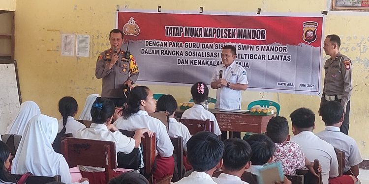 Semarak MPLS di SMP Negeri 5 Mandor: Kapolsek Mandor Tekankan Disiplin dan Bahaya Narkoba kepada Siswa Baru