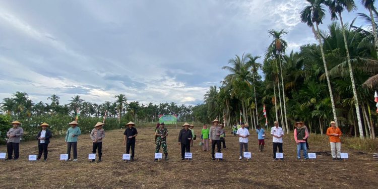 Bersama Petani, Polres Kubu Raya Wujudkan Swasembada Pangan 2025
