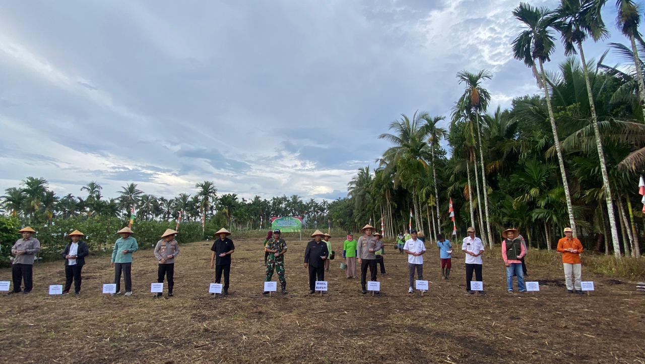 Bersama Petani, Polres Kubu Raya Wujudkan Swasembada Pangan 2025