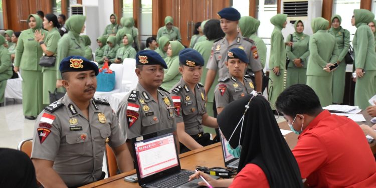 Satbrimob Polda Kalbar berpartisipasi didalam kegiatan donor darah yang diadakan oleh Kodam XII/Tpr dalam rangka perayaan HUT ke-67 Kodam XII/Tpr. Senin (14/07/25).