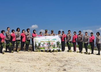 Sambut HUT ke-77, Polwan Polres Sekadau Tanam Pohon di Belitang Hilir