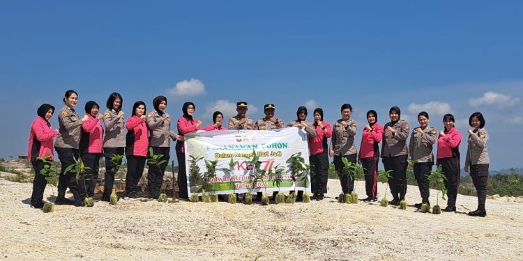 Sambut HUT ke-77, Polwan Polres Sekadau Tanam Pohon di Belitang Hilir
