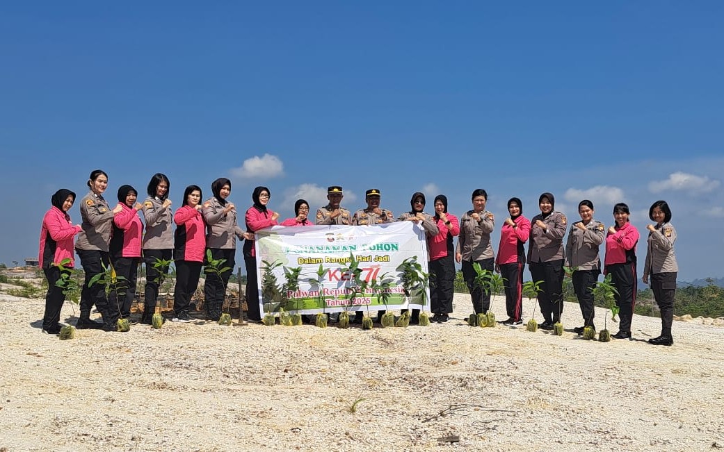 Sambut HUT ke-77, Polwan Polres Sekadau Tanam Pohon di Belitang Hilir
