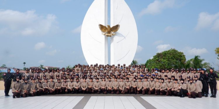 Penuh Khidmat, Polwan Polda Kalbar Gelar Ziarah ke Taman Makam Pahlawan dalam Rangka Hari Jadi ke-77 Polwan RI
