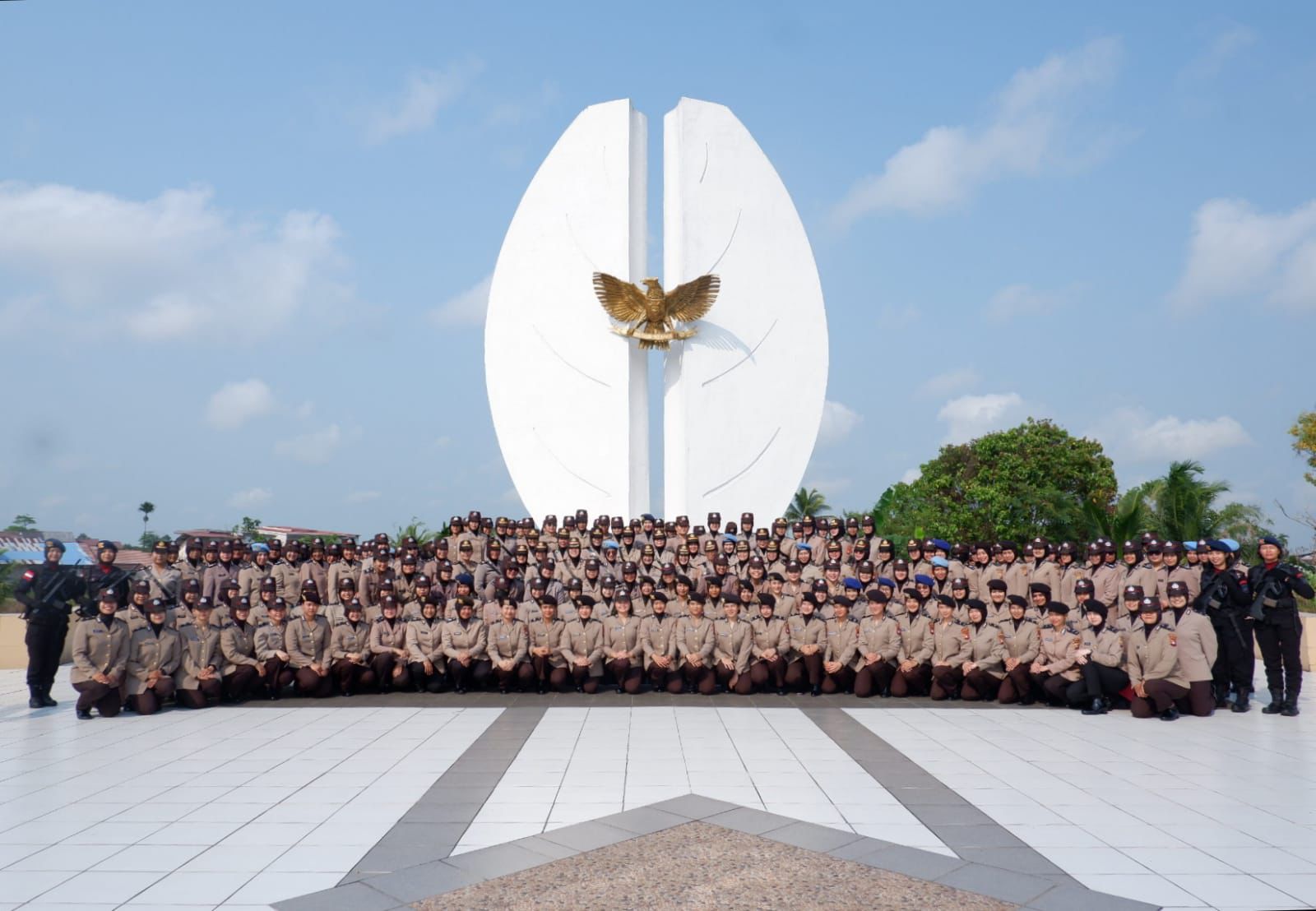 Penuh Khidmat, Polwan Polda Kalbar Gelar Ziarah ke Taman Makam Pahlawan dalam Rangka Hari Jadi ke-77 Polwan RI