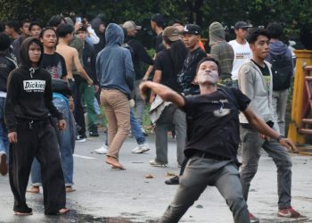 Polresta Pontianak amankam 15 pendemo yang anarkis di DPRD Provinsi Kalbar Ricuh, 5 Personel Polisi Alami Luka