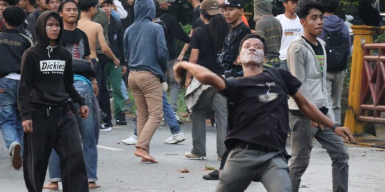 Polresta Pontianak amankam 15 pendemo yang anarkis di DPRD Provinsi Kalbar Ricuh, 5 Personel Polisi Alami Luka