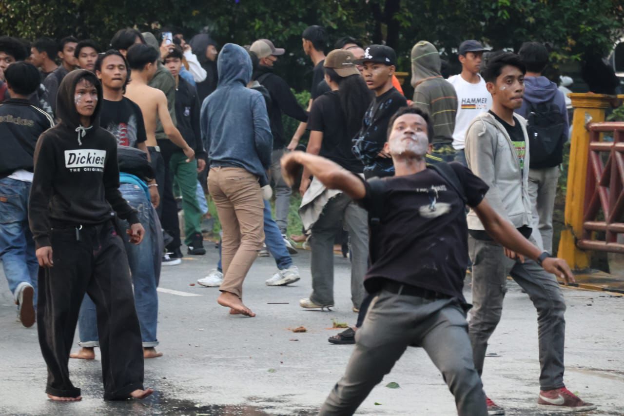 Polresta Pontianak amankam 15 pendemo yang anarkis di DPRD Provinsi Kalbar Ricuh, 5 Personel Polisi Alami Luka