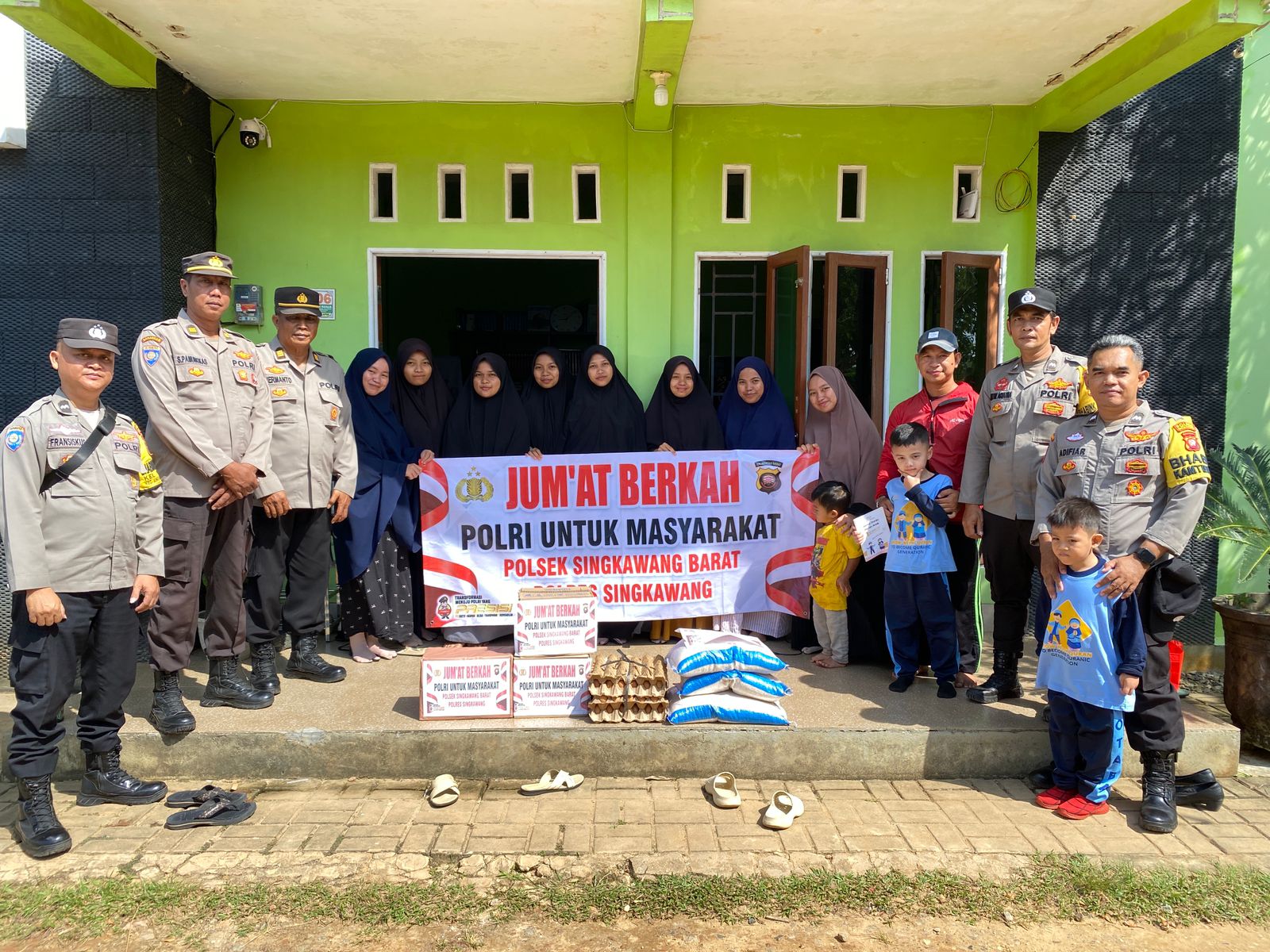 Polsek Singkawang Barat Gelar Jumat Berkah, Santuni Rumah Tahfidz Al-Qur’an Center