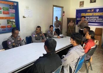 Wujud Kepedulian, Polantas Sekadau Bagikan Helm Gratis kepada Tukang Ojek