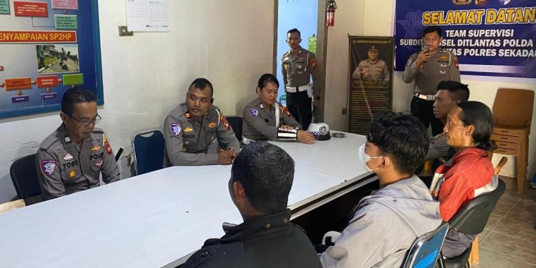 Wujud Kepedulian, Polantas Sekadau Bagikan Helm Gratis kepada Tukang Ojek