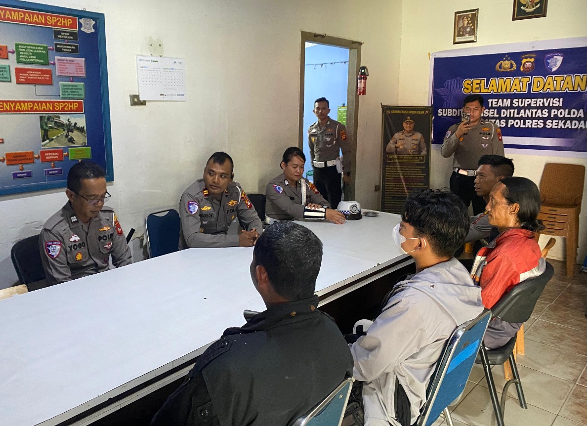 Wujud Kepedulian, Polantas Sekadau Bagikan Helm Gratis kepada Tukang Ojek