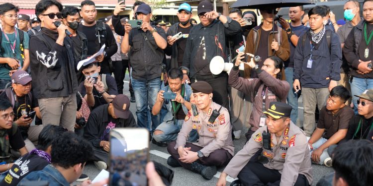 Polda Kalbar Amankan Aksi Unjuk Rasa Mahasiswa, Massa Membubarkan Diri Secara Tertib