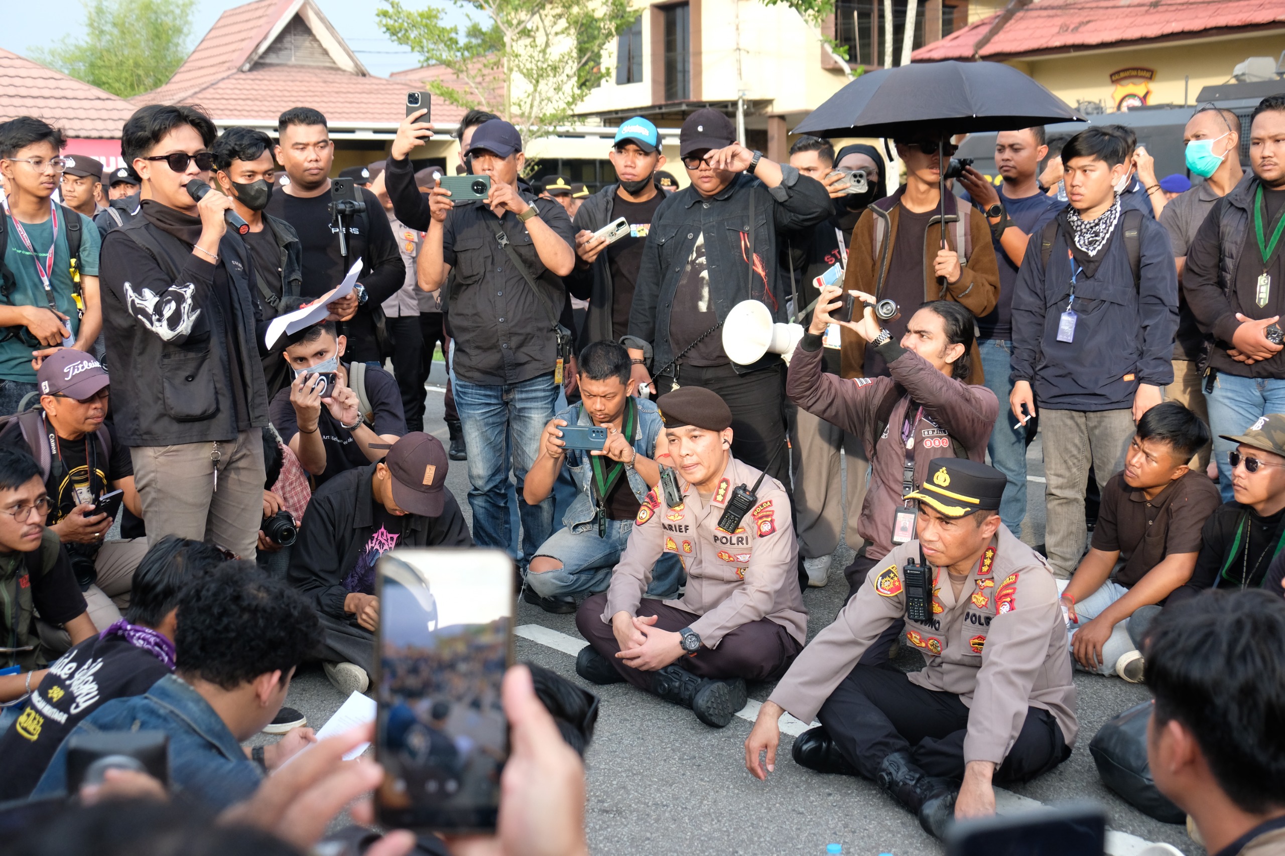 Polda Kalbar Amankan Aksi Unjuk Rasa Mahasiswa, Massa Membubarkan Diri Secara Tertib