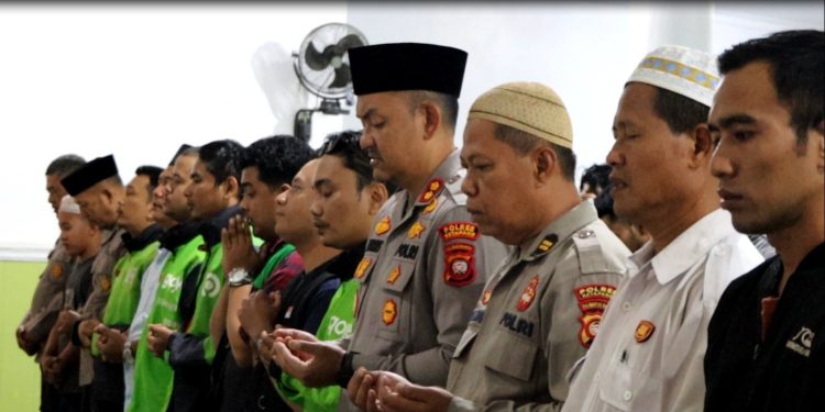 Kirim Doa Untuk Affan Kurniawan, Polres Ketapang Bersama Komunitas Ojol Gelar Sholat Ghaib